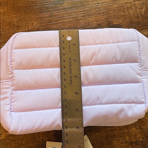 ❤️ 2/$20 or 3/$25 Makeup & Skin Care Bundle Smashbox Cecred Makeup Puffy Bag - Picture 3 of 10